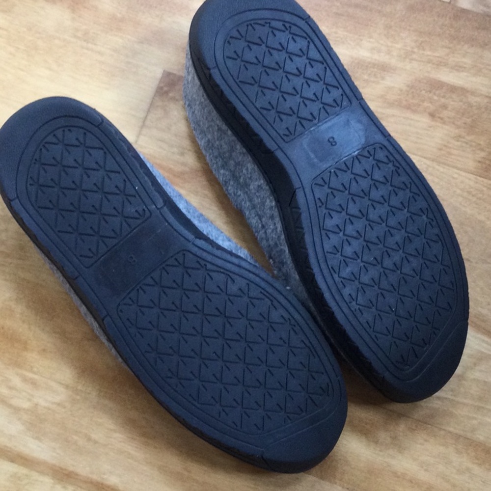 Nice men’s gray slippers size 8 - Picture 4 of 5
